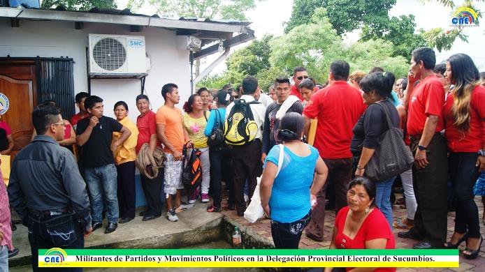 sucumbios Información de la DelegaciónInformación Cambios de DomicilioGalería de ImágenesNoticias CNEResoluciones Importantes NOTICIAS CNE Cerca de 1.000 jóvenes son parte de “EL PODER DEL VOTO”. Detalles Publicado el Jueves, 28 Noviembre 2013 11:49 Alrededor de mil jóvenes de diferentes colegios de Nueva Loja han sido capacitados sobre el Poder del Voto, el proyecto que impulsa el voto facultativo de jóvenes de 16 y 17 años, personas con discapacidad, militares y policías, recalcando siempre que VOTAR para este grupo de ciudadanos no es su obligación pero si su derecho. Para la próxima semana según la agenda se tiene previsto visitar Cáscales, Gonzalo Pizarro y Shushufindi. La Delegación Provincial del CNE, bajo la dirección de la Ing. Deysi Jiménez Vallejo ha tomado muy en serio el respaldo y apoyo Al Poder del Voto ya que incentiva a quienes tienen voto facultativo a ejercer su derecho a expresarse libremente en las urnas. En Sucumbíos la representante territorial es Jennifer Montaño, quien ha visitado a instituciones educativas, asociaciones de personas con discapacidad, y batallón rayo 53 de la ciudad. El CNE-Sucumbíos continuará apoyando e impulsando de manera permanente los diferentes proyectos del CNE, con la finalidad de que cada ciudadana y ciudadano ejerza su derecho al VOTO. Jóvenes participarán en concurso de oratoria del CNE-Sucumbíos Detalles Publicado el Martes, 26 Noviembre 2013 09:11 “Democracia y participación activa de los jóvenes en procesos democráticos en Ecuador”, así se denomina el Concurso de Oratoria Intercolegial organizado por la Delegación Provincial CNE Sucumbíos, con la finalidad de involucrar y generar una participación activa de jóvenes entre 16 y 17 años de edad, en los procesos electorales. El evento se desarrollara en el salón de la Delegación Provincial Matilde Hidalgo de Prócel, este viernes 29 de noviembre a partir de las 10h00 de la mañana. Jóvenes de quinto y sexto año de bachillerato de establecimientos educativos de la provincia, podrán inscribirse y participar en el concurso de oratoria, entre los inscritos están: Colegio Camilo Gallegos, UENN., U.E. Pacifico Cembrano, Segundo Orellana, Lago Agrio, Instituto Técnico Simón Bolívar, Quito, IEBYSA, Juan Jiménez, ENMANUEL, Lumbaqui, Col. Tec. Shushufindi, Gerónimo Carrión, Col. Tec. Pacayacu, Col y San Miguel. El Jurado Calificador estará integrado, por cinco personas, los cuales serán elegidos por la Delegación Provincial de Sucumbíos. Las bases a calificar; el desarrollo del discurso, la efectividad, la presentación física, la voz, La manera (hablar con entusiasmo, seguridad y confianza en sus reacciones), la propiedad y corrección del lenguaje. El ganador será proclamado luego de establecer la sumatoria acreditada a cada uno de los participantes, por el jurado calificador. JPES registra 910 candidaturas. Detalles Publicado el Lunes, 25 Noviembre 2013 10:17 Hoy finaliza inscripción de candidaturas