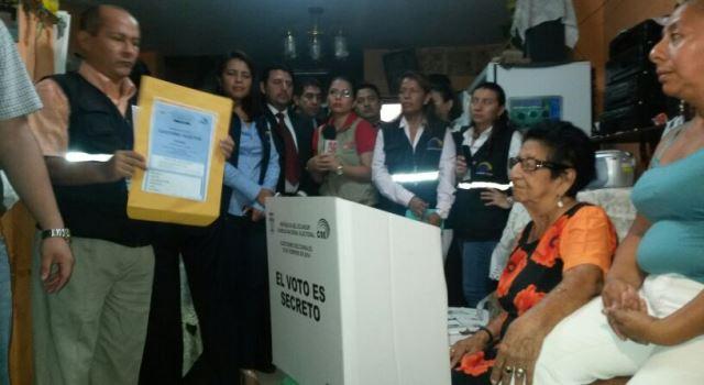 CNE voto en casa en manta manabi