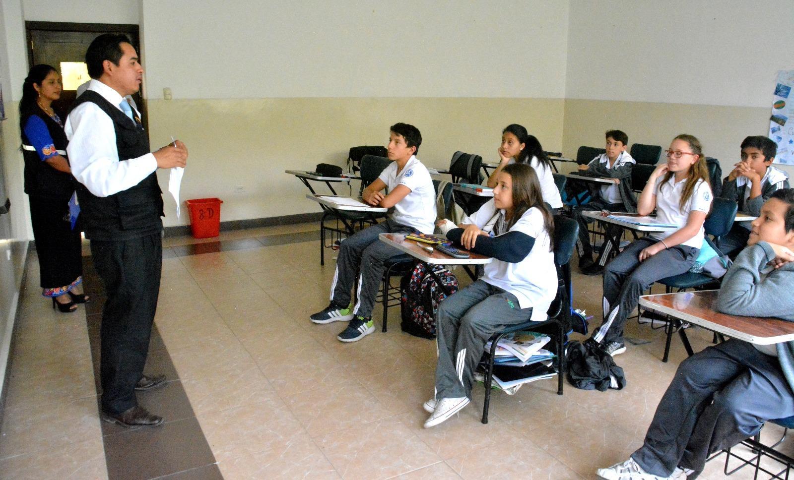 CNE capacita a colegio