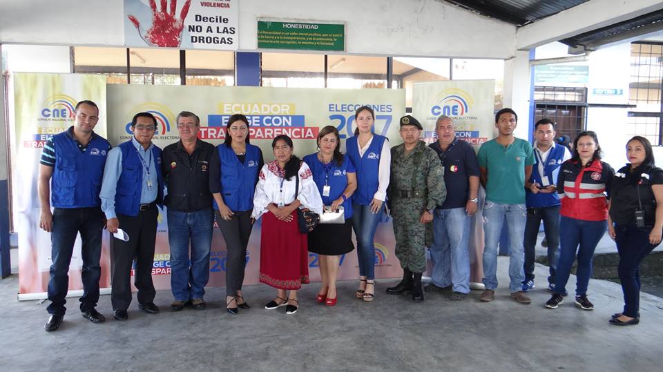 La Directora de la Delegación Provincial Electoral de Pastaza, Licenciada Miriam Rodrígues, anunció que el Segundo Simulacro de las Elecciones Generales se realizará el 22 de enero en la Unidad Educativa Francisco de Orellana, ubicada en la ciudad del Puyo, a partir de las 08:30, con el propósito de practicar un plan de contingencia frente a fenómenos naturales y operatividad de los organismos de auxilio en cada uno de los recintos. “Podemos decir que estamos cumpliendo y estamos listos para garantizarle a la provincia una gran jornada democrática en lo operativo y en lo logístico”, mencionó la licenciada Miriam Rodrígues. También informó que el simulacro servirá para practicar los procedimientos de seguridad con respecto a riesgos antrópicos, escaneo y transmisión de las Actas de Escrutinio desde los Recintos de Transmisión y Procesamiento de Actas, el traslado de las Actas de Escrutinio desde los NO-RTPA al RTPA más cercano, flujo de las actas de escrutinio en el Centro de Procesamiento de Resultados y el procedimiento parlamentario de la Junta Provincial Electoral, que han sido previstos para la ejecución del Sistema de Transmisión y Publicación de Resultados (STPR) del Proceso Electoral del 19 de febrero del 2017. Fortaleciendo así las líneas estratégicas de Procesos Democráticos Transparentes y Soberanía del Consejo Nacional Electoral.